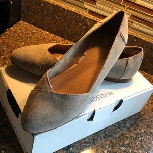 Toms “Julie” Almond Toe Flat, Size 9 (Suede)